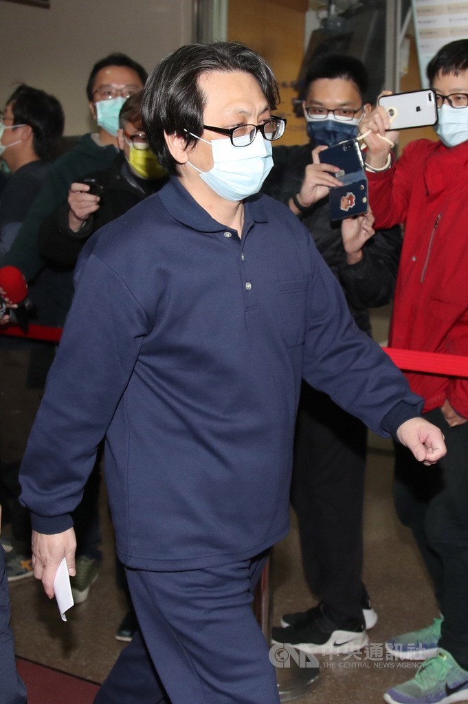 民進黨籍立委蘇震清被控收受前太流公司董事長李恆隆賄款遭訴,自109年8月間被羈押禁見至今。台北地方法院29日開庭,裁定同案羈押中的蘇震清辦公室主任余學洋(前)新台幣150萬元交保,並限制住居、出境、出海。中央社記者張新偉攝 110年1月29日