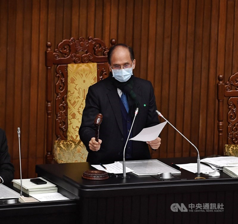 立法院臨時會29日持續處理民國110年中央政府總預算案,下午針對各項提案上演朝野表決大戰。圖為院長游錫堃在表決後敲槌宣布三讀通過法案。中央社記者王飛華攝 110年1月29日