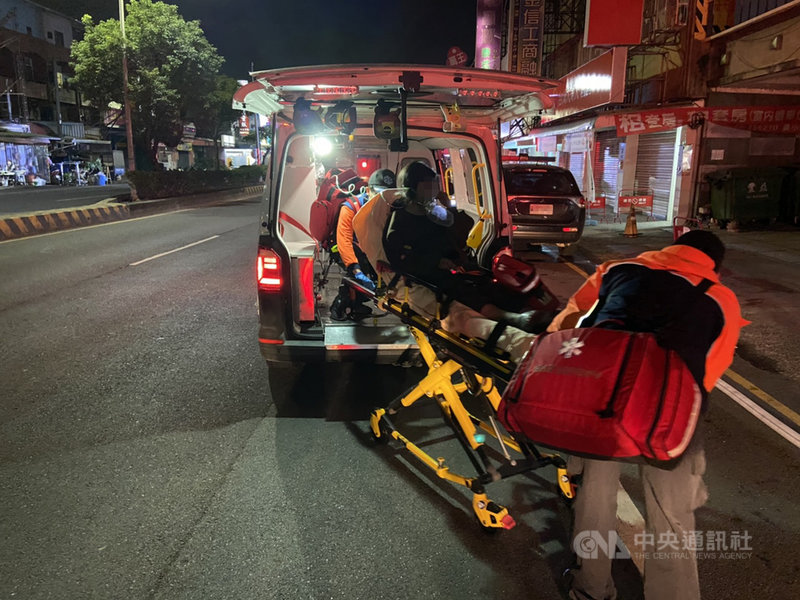 台南市永康區一處民宅30日凌晨火警,消防人員趕往灌救,緊急救出屋主3代4人送醫。(台南市消防局提供)中央社記者張榮祥台南傳真 110年1月30日