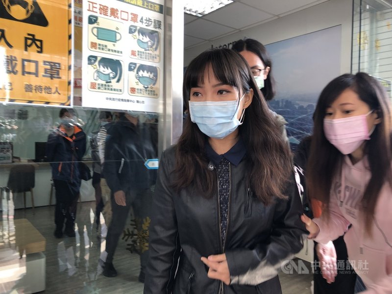 無黨籍高雄市議員黃捷罷免案公辦電視說明會30日舉行,黃捷(前)現身出席,反駁罷免團體提出的罷免理由,並說明自己2年的問政表現。中央社記者侯文婷攝 110年1月30日