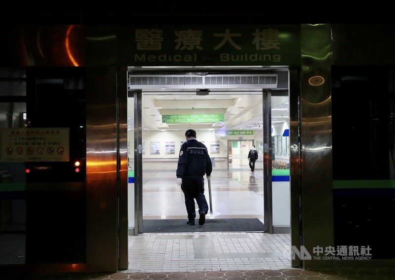 桃園醫院(圖)群聚再增4例確診,其中案908為案889在桃園另家醫院的接觸者,2人僅共處20分鐘就被感染。(中央社檔案照片)