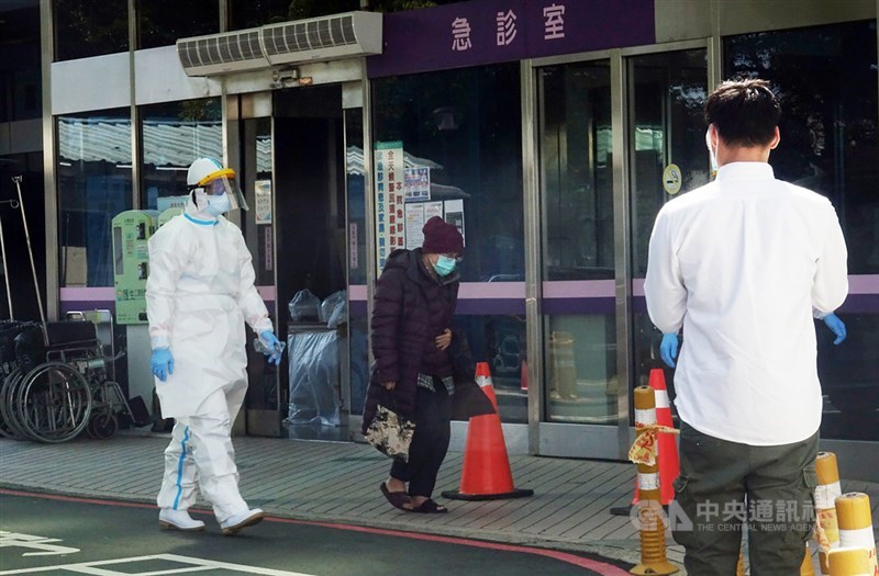 衛福部桃園醫院武漢肺炎群聚案確診續增,疫情指揮中心30日宣布再增4例,其中1名死亡。圖為桃醫戶外採檢區30日有民眾由救護車載運到院就醫。(中央社檔案照片)