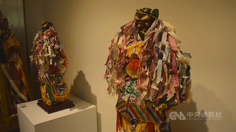 紙藝師蔡承哲走上紙糊神明的工藝之路，展現精湛傳統技藝，即日起至3月14日並在嘉義「傳．新藝」聯展中，展示朴子配天宮紙糊千里眼、順風耳將軍塑像等。中央社記者蔡智明攝  110年1月30日