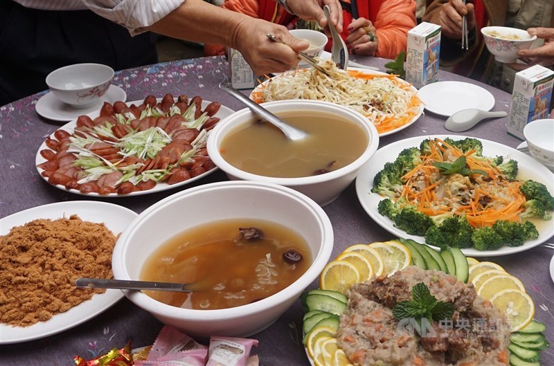 中央流行疫情指揮中心指揮官陳時中30日宣布,因應春節將近,自主健康管理者將禁止外出聚餐、聚會,圍爐時務必公筷母匙,減少交叉感染。(中央社檔案照片)