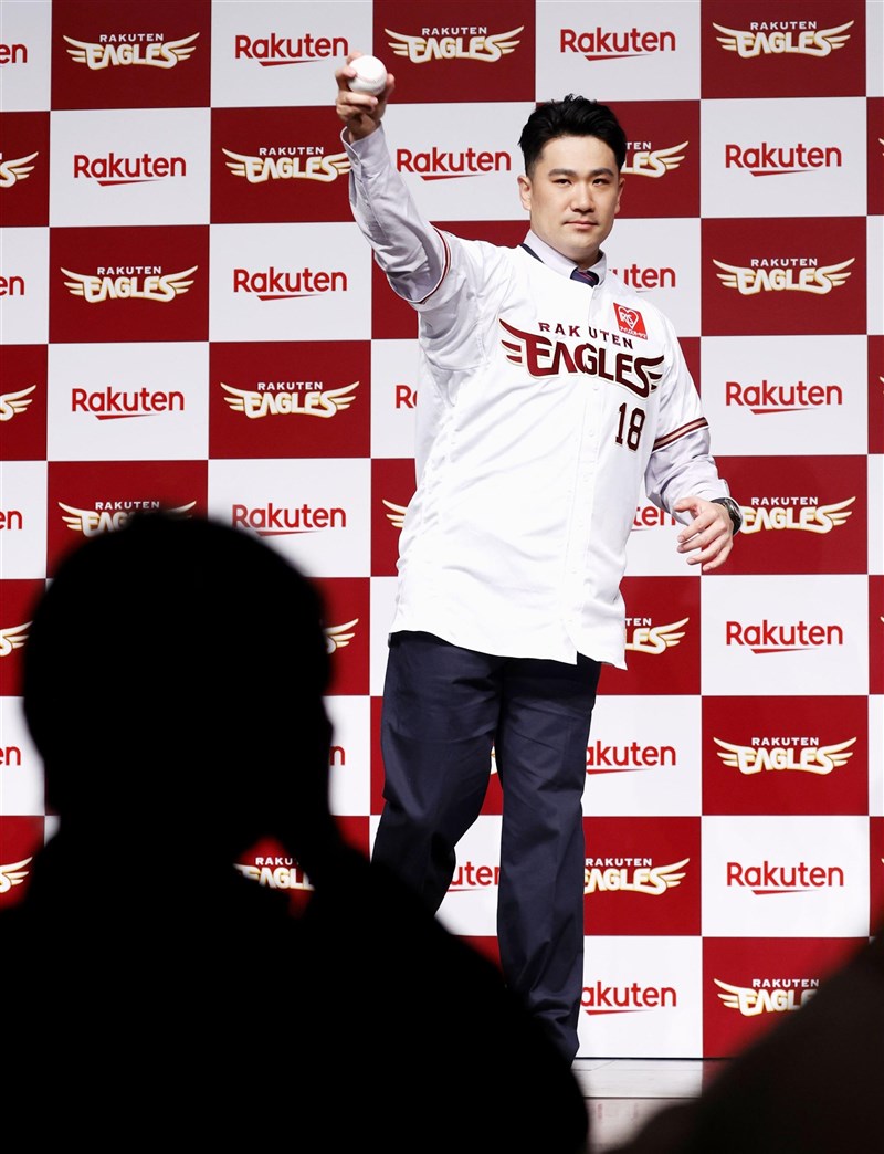 田中將大重返日本職棒,希望能為老東家樂天金鷲隊再拿下總冠軍,意圖挑戰以5連霸「日本一」作為目標的軟銀隊。(共同社)