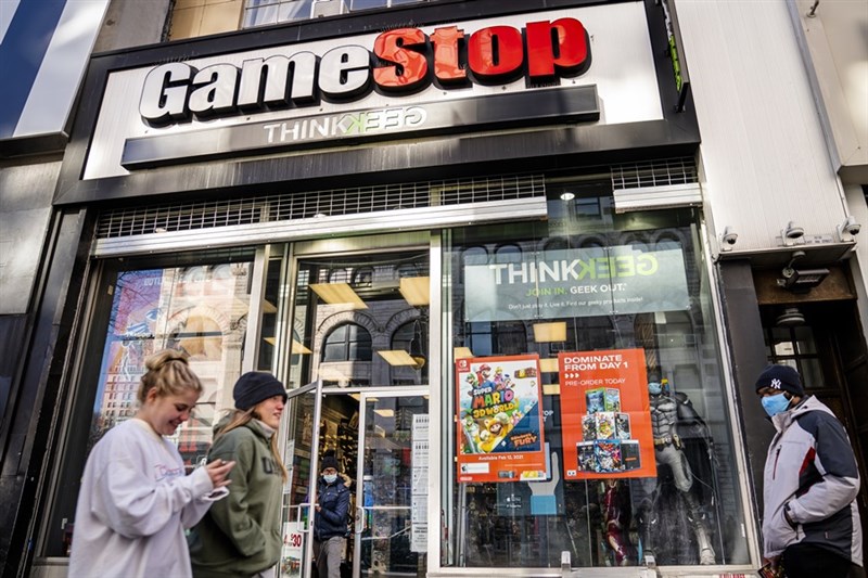 電玩零售商GameStop等股價近期狂飆,美國上演散戶鄉民打垮對沖基金,一宗「水餃股逆襲」事件幕後一大核心人物曝光。(美聯社)