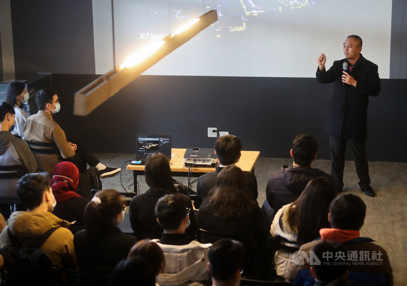 永聯物流開發執行長張建泰(後右)用流利英文向造訪瑞芳園區的40名外籍學生介紹各項設施,期待能顛覆他們對物流業的刻板印象。中央社記者裴禛攝 110年1月31日