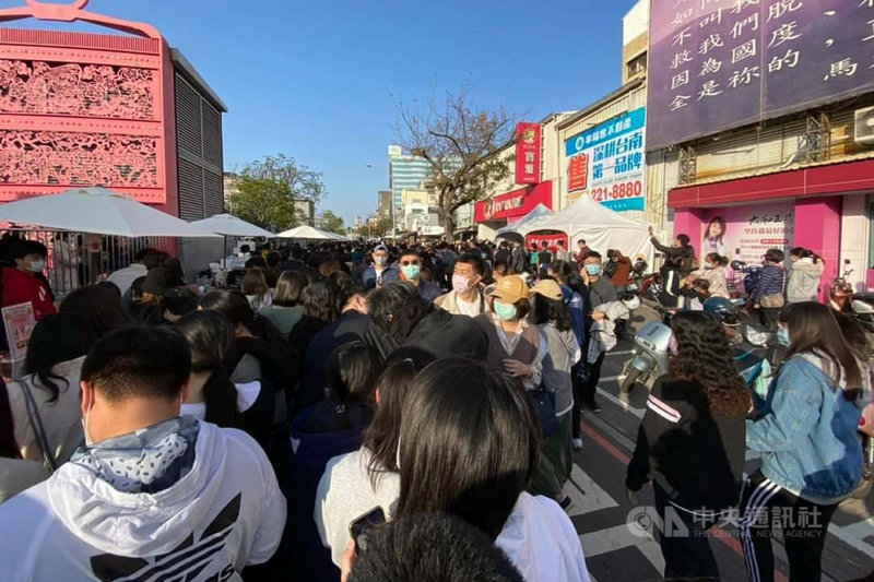 台南市海安商圈舉辦台南甜點節活動，30日開幕湧入大量人潮，市府認為沒有落實防疫規劃，要求停辦並依規定開罰。（台南市經濟發展局提供）中央社記者楊思瑞台南傳真 110年1月31日