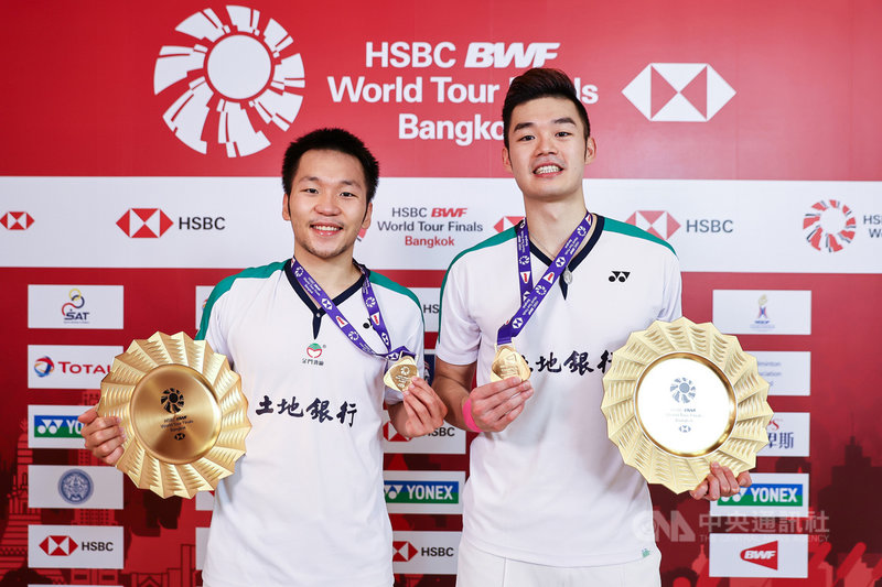 台灣男雙組合王齊麟和李洋31日在世界羽球巡迴賽年終賽擊敗印尼老將組合阿山和蘇堤萬拿下冠軍。圖為兩人賽後拿著獎牌合照。(泰國羽球協會提供)中央社記者呂欣憓曼谷傳真 110年1月31日