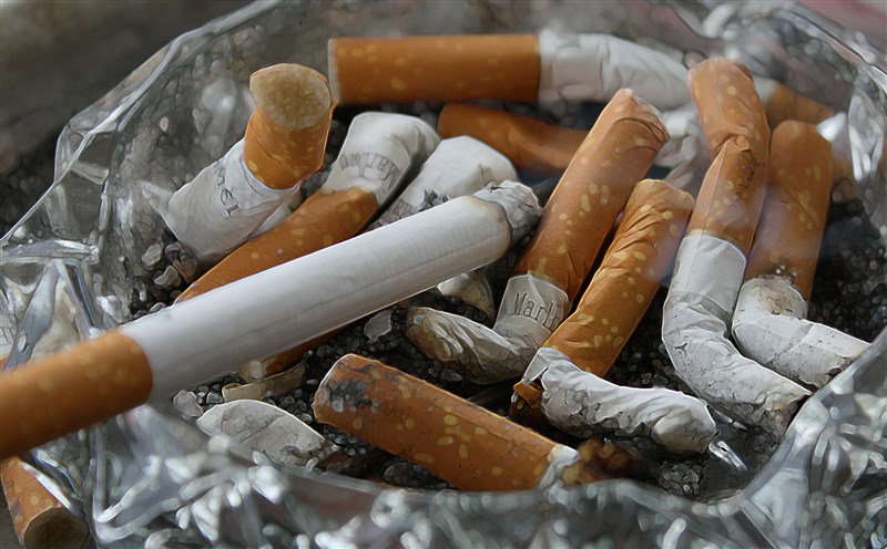 精神科醫師邱南英表示，研究指出，使用菸品或電子煙者，可能出現「腦霧」症狀，注意力分散不集中、記憶力缺損。（示意圖／圖取自Pixabay圖庫）