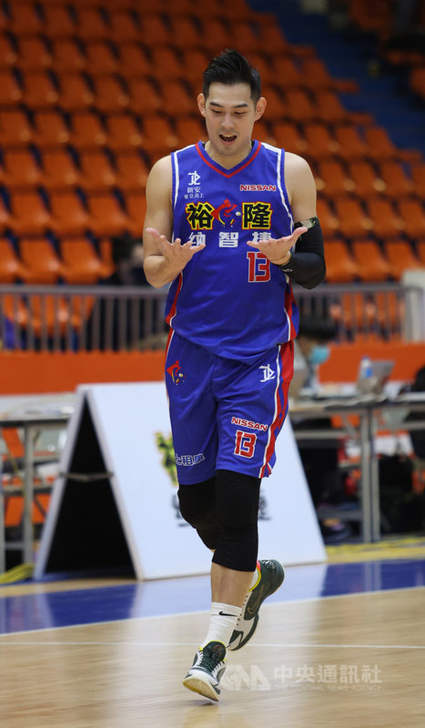 SBL裕隆納智捷近4場比賽拿下3勝,戰績位居第2,陣中射手呂政儒24日迎戰桃園璞園建築更攻下個人本季新高30分,展現穩定軍心、串聯球隊的能力,獲選為第8週最佳球員。呂政儒表示,很開心獲得這個獎項,也很謝謝教練團的信任和隊友們幫助。(中華民國籃球協會提供)中央社記者黃巧雯傳真 110年1月31日