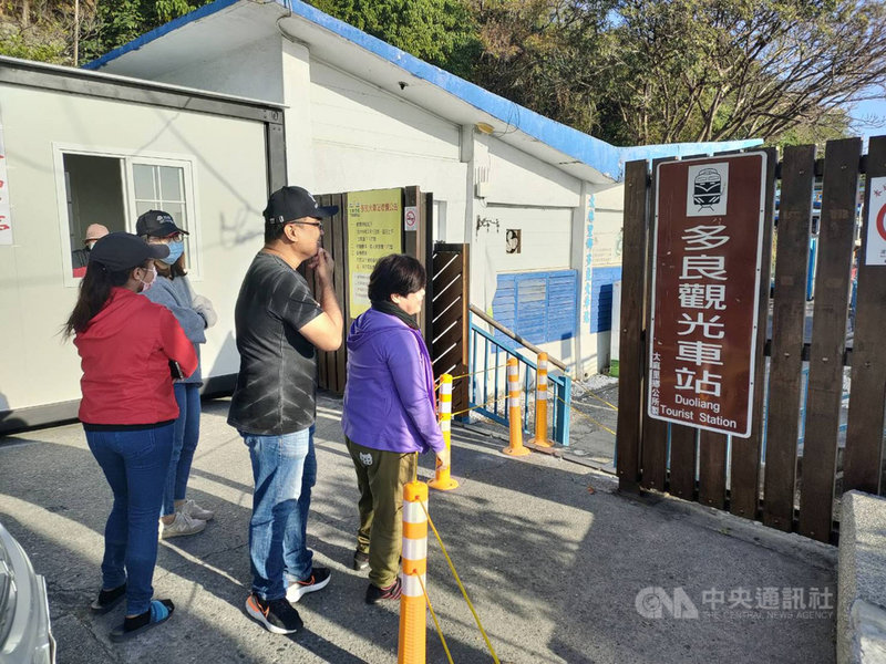 多良火車站入園收費首日民眾搶買第一張門票留念 地方 中央社cna