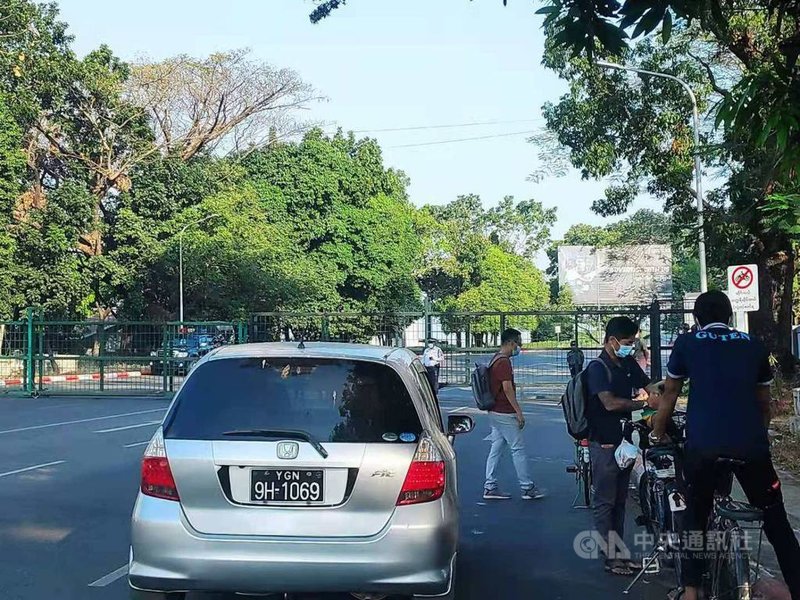 緬甸1日凌晨疑似軍方政變,翁山蘇姬及多名民選領袖遭到軍方拘捕,軍方擔心民眾大規模集結,仰光主要道路遭到封鎖。(緬甸台商提供)中央社記者呂欣憓曼谷傳真 110年2月1日