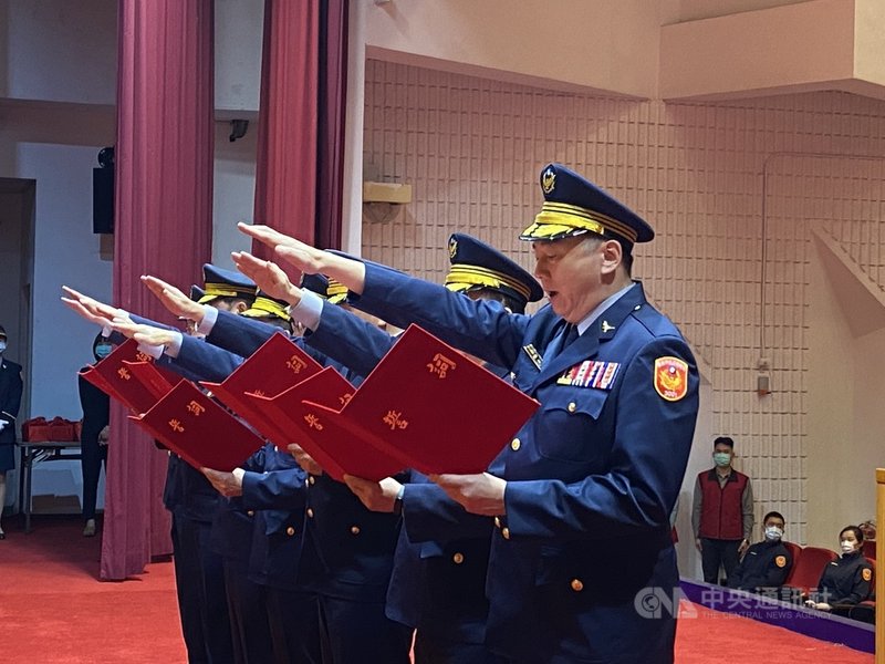 台北市警察局1日舉行轄下中山警分局等7個單位卸、新任分局長和大隊長交接典禮,其中,中山分局分局長由中正第二分局分局長許頌嘉(右)接任。中央社記者黃麗芸攝 110年2月1日
