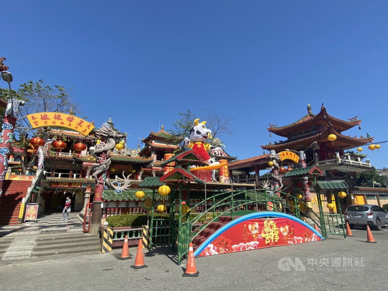 因應武漢肺炎疫情,避免群聚,花蓮勝安宮取消元宵猜燈謎活動,不提供平安餐及施放煙火;不過,牛年主題燈及參賽花燈、平安橋可自由參觀。中央社記者李先鳳攝 110年2月1日