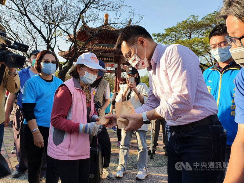 國民黨主席江啟臣(中右)啟動「主席來我家」活動,第一站1日下午到屏東市千禧公園反萊豬公投連署現場,江啟臣分送國產豬肉包給民眾。中央社記者郭芷瑄攝 110年2月1日