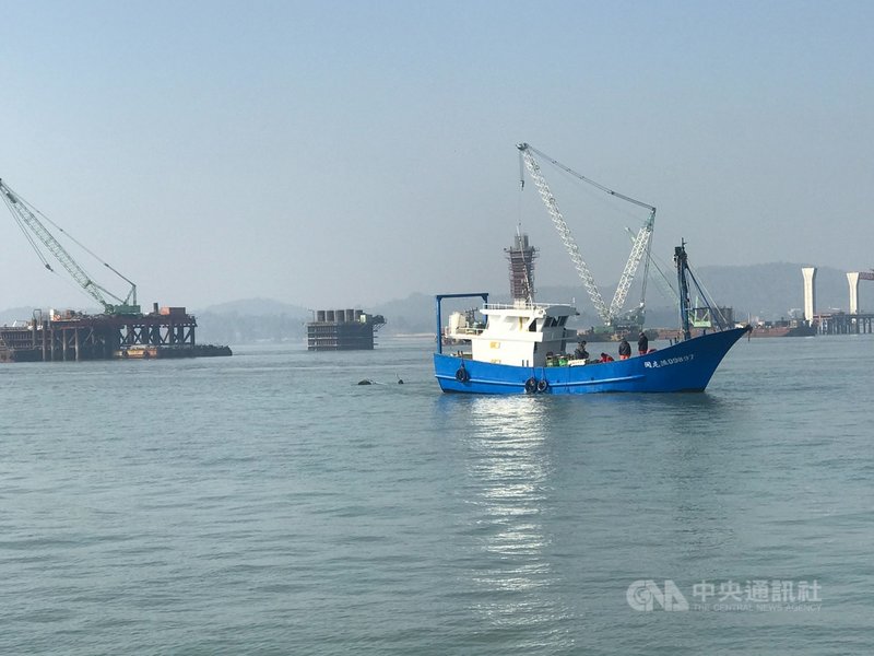 交通部航港局中部航務中心1日指出,2020年11月掉落金門海域的中國挖土機平台,下午已由中方起重船將落海怪手吊起並固定在「閩龍漁09897」船上,離開金門禁限水域。(民眾提供)中央社記者黃慧敏傳真 110年2月1日