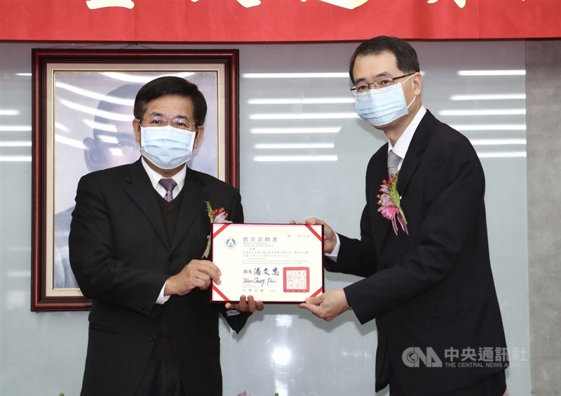 教育部1日上午舉行國立大學卸新任校長聯合交接布達典禮,教育部長潘文忠(左)頒發國立暨南國際大學新任校長武東星(右)聘書。中央社記者張皓安攝 110年2月1日