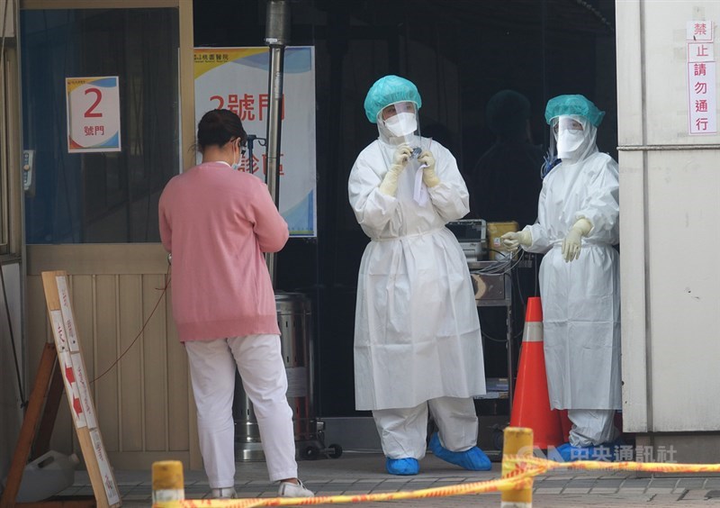 衛福部桃園醫院發生群聚感染事件,院方預計2月3日啟動清零計畫,全院含外包人員都會進行核酸檢測和抗體檢驗,釐清院內感染狀況。圖為1名護理師1日到桃園醫院戶外採檢區接受採檢。中央社記者施宗暉攝 110年2月1日
