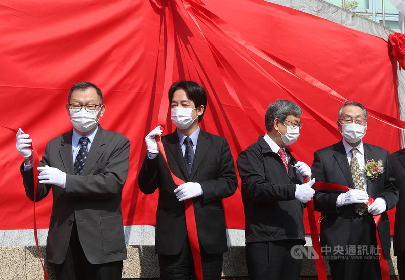 陽明大學與交通大學1日正式合併為陽明交通大學,上午在台北陽明校區正式掛牌,陽明交通大學首任校長林奇宏(左起)、副總統賴清德、前副總統陳建仁、宏碁集團創辦人施振榮等出席揭牌。中央社記者裴禛攝 110年2月1日
