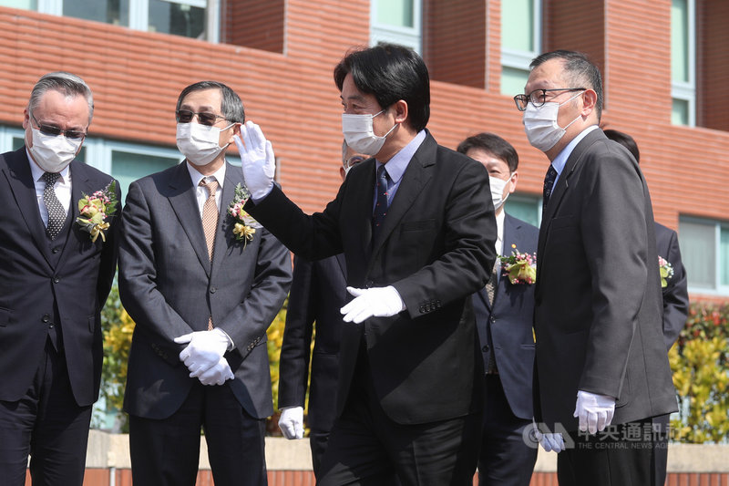 陽明大學與交通大學1日正式合併為陽明交通大學,副總統賴清德(前右2)上午出席揭牌儀式,與陽明交通大學首任校長林奇宏(前右1)向與會來賓致意。中央社記者裴禛攝 110年2月1日