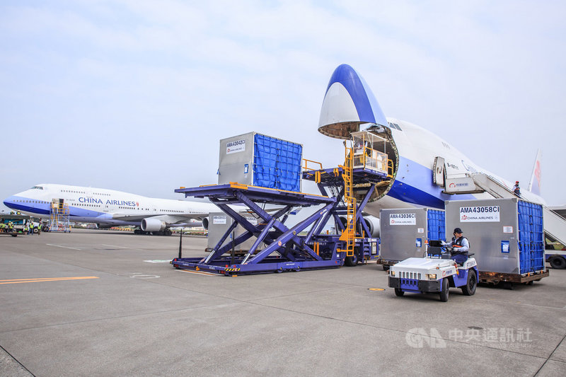 中華航空看準武漢肺炎(2019冠狀病毒疾病,COVID-19 )疫苗運送商機,與國際被動式溫控櫃供應商簽約合作開啟超低溫運送服務,添加乾冰後運送保存溫度最低可達攝氏零下80度。(華航提供)中央社記者汪淑芬傳真 110年2月1日