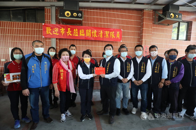 春節將至,台中市垃圾收運除大年初三逢週日停收外,春節期間都將收運垃圾,台中市長盧秀燕(前左4)1日到大里區清潔隊致贈加菜金感謝隊員。中央社記者郝雪卿攝 110年2月1日