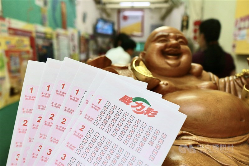 自2020年11月19日屏東潮州開出3.7億元頭獎以來,威力彩累計已連20期未開出,根據台灣彩券公司估計,1日晚間頭獎將再度上看3.7億元,若開出將為2021年以來最高頭獎。(中央社檔案照片)