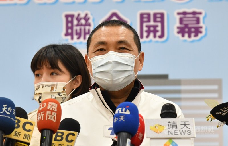 針對資深媒體人趙少康申請回復國民黨籍一事,新北市長侯友宜(前)1日受訪表示「樂觀其成」。中央社記者王鴻國攝 110年2月1日