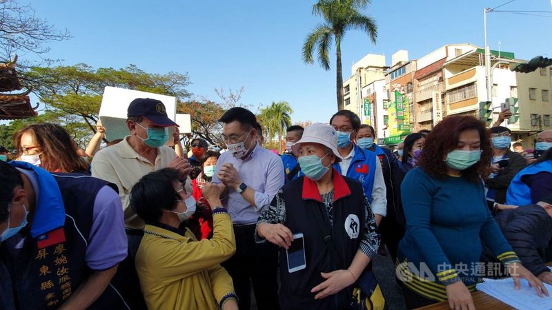 國民黨主席江啟臣(中)啟動「主席來我家」活動,1日從屏東開始,第一站下午到屏東市千禧公園反萊豬公投連署現場,向參與連署的民眾致謝。中央社記者郭芷瑄攝 110年2月1日