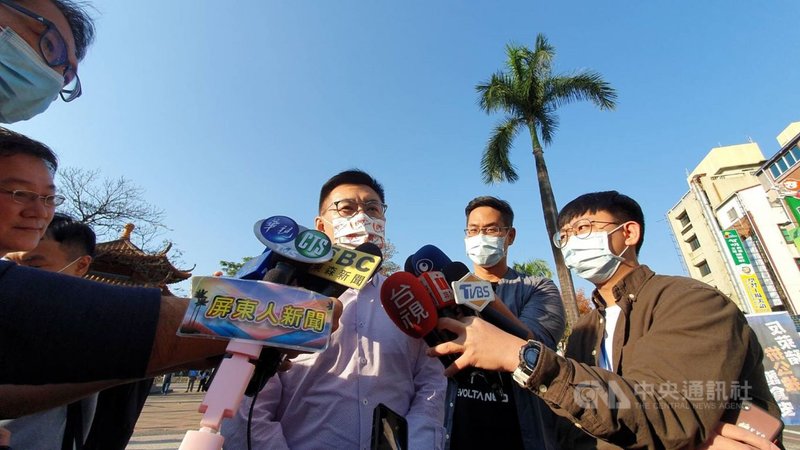 資深媒體人趙少康申請回復國民黨籍,對於是否會讓趙少康進中評委順勢選黨主席,國民黨主席江啟臣(右3)1日在屏東受訪時表示,黨有黨的機制。中央社記者郭芷瑄攝 110年2月1日