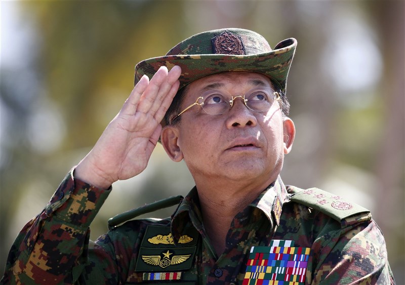 緬甸武裝部隊總司令敏昂萊自居對於重建緬甸民主有功,卻見到軍方勢力在去年11月國會選舉大敗。於是他在距離正式退役僅剩數個月時間,發動政變取得政權。圖為敏昂萊2018年檔案照片。(美聯社)