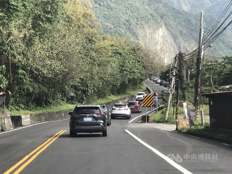 蘇花改109年全線通車,交通部公路總局將沿線3處共30 公里未改善路段納入「蘇花公路安全提升計畫」,目前正辦理綜合規畫及環境影響評估作業,目標112年施工、119年完工。圖為台9丁舊蘇花公路崇德路段,也是蘇花安改善路段之一。中央社記者張祈攝 110年2月2日
