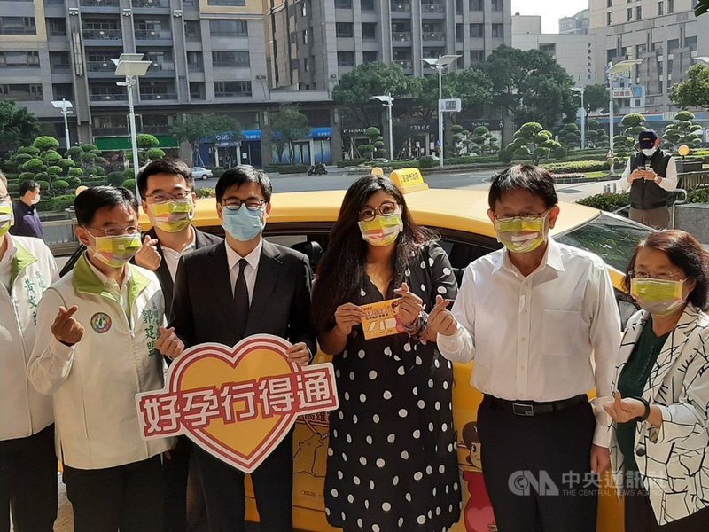 高雄市長陳其邁(前左2)2日下午邀集5家合約計程車隊出席「好孕行得通」記者會,宣告「弱勢孕婦產檢交通補助」正式開辦,每名符合資格的孕婦發給20張每張面額新台幣180元的計程車乘車券,最高補助3600元。(高雄市社會局提供)中央社記者侯文婷傳真 110年2月2日