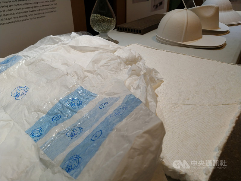「台丹環境教育合作與環境設計大賽展覽」2日在台北舉行開幕記者會,現場展示中華大學特聘教授黃思蓴團隊所設計,將尿布重新消毒、處理後,可重新分解為再生紙的相關成果,每噸紙漿節省約20公噸的水、少砍約7萬2000棵樹。中央社記者張雄風攝 110年2月2日