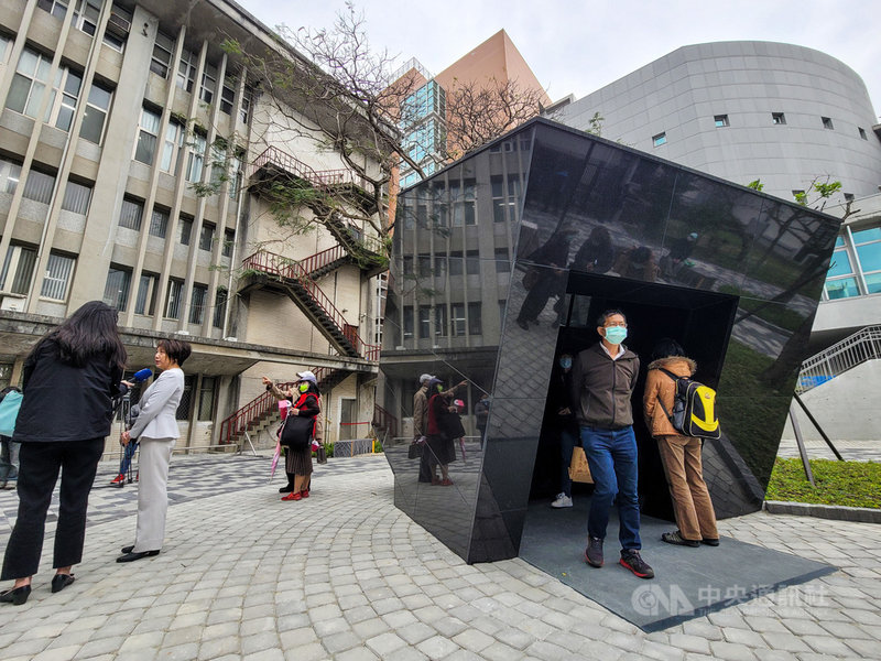 台灣大學2日舉行陳文成事件紀念廣場啟用典禮,廣場設計概念為「空」,代表歷史真相未明,灰暗空間也模擬牢房和偵訊室,現場有許多民眾到場參與。中央社記者鄭清元攝 110年2月2日