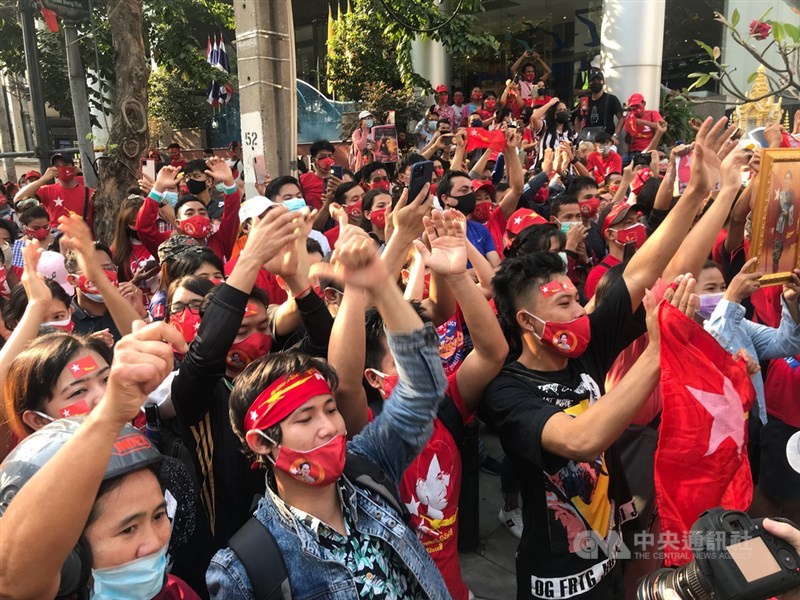緬甸軍方發動政變,多名在泰國的緬甸人1日下午聚集在緬甸駐泰大使館前,高喊「釋放媽媽蘇!」中央社記者呂欣憓曼谷攝 110年2月1日