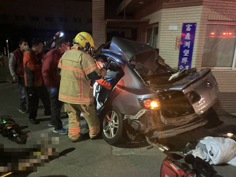 台南市安南區台江大道及工明二路口1日深夜發生一輛汽車疑似自撞工廠大門警衛室,車體嚴重毀損變形,車上6人送醫不治。(台南市消防局提供)中央社記者張榮祥台南傳真 110年2月2日