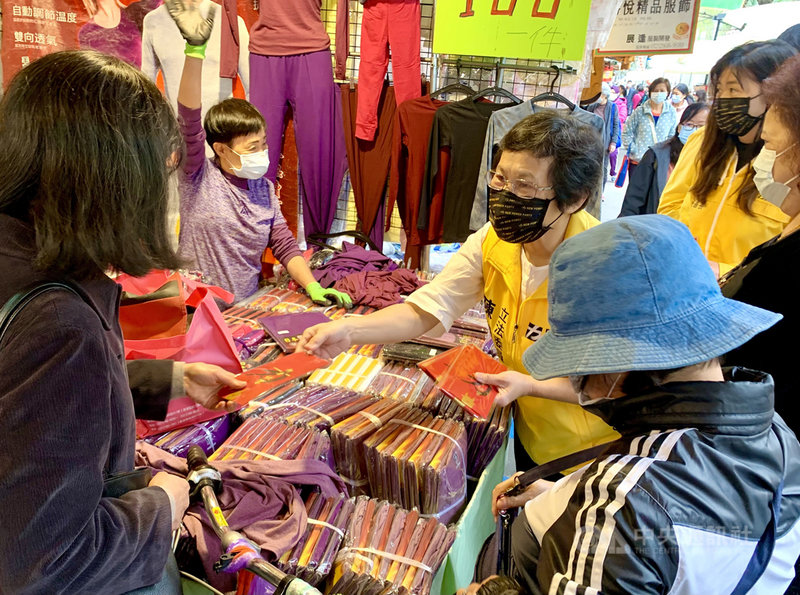 續任時代力量黨主席的陳椒華(前右2)2日到台北市雙連市場發紅包,她受訪時表示時力在2022年大選的目標為有地方黨部的縣市都能在議會中組成黨團,並可能推派縣市長候選人。中央社記者林育瑄攝 110年2月2日