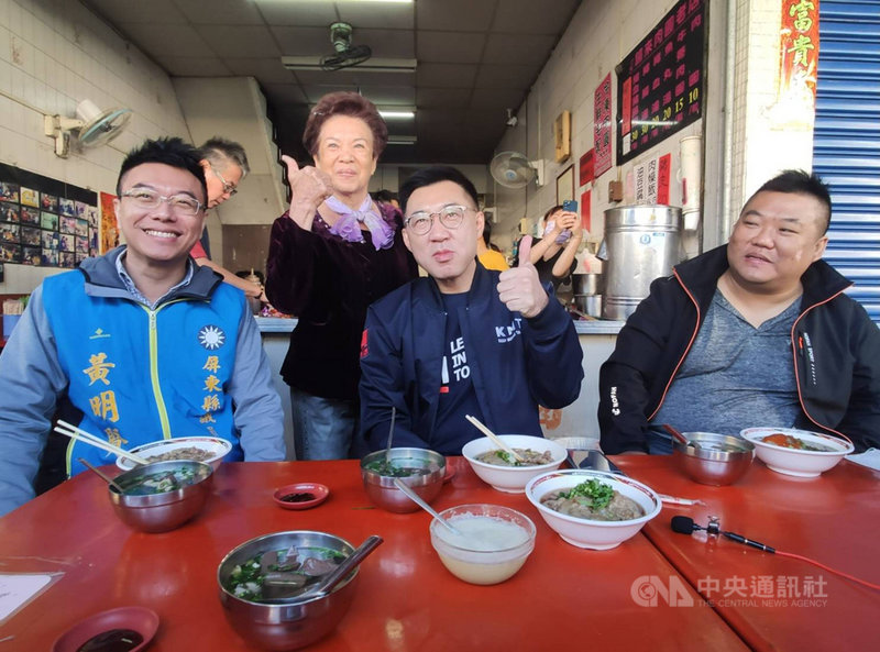國民黨主席江啟臣(中)「主席來我家」活動2日到屏東市品嚐用國產豬肉製作的屏東肉圓,傾聽業者心聲。中央社記者郭芷瑄攝 110年2月2日