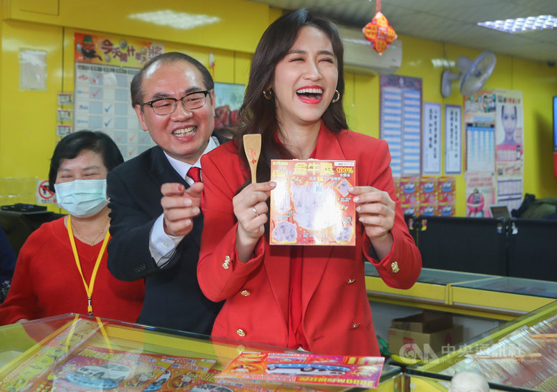 台灣彩券公司2日推出春節最後一波刮刮樂新品,也宣布春節大樂透加碼新台幣百萬大紅包,台彩總經理蔡國基(中)與藝人吳姍儒(右)現場購買新春限定的刮刮樂試手氣,吳姍儒中獎後相當開心。中央社記者王騰毅攝 110年2月2日
