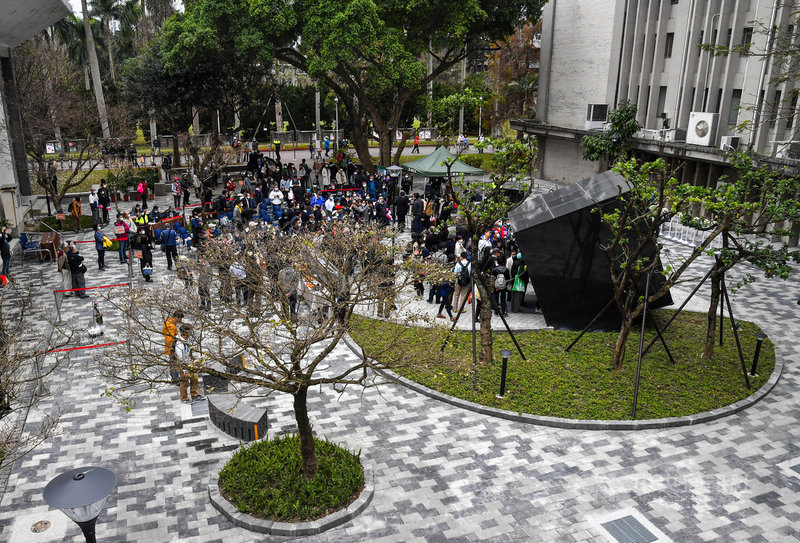 陳文成事件40週年,台灣大學2日在校內舉行陳文成事件紀念廣場啟用典禮,不少民眾到場觀禮致意。中央社記者鄭清元攝 110年2月2日