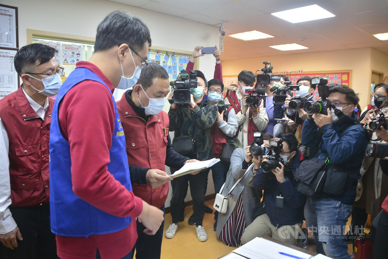 新北市長侯友宜（左3）2日在教育局長張明文（左）陪同下，視察板橋區的2家國中、高中補習班，並要求教育局嚴格查核補習班防疫措施。中央社記者黃旭昇新北攝　110年2月2日