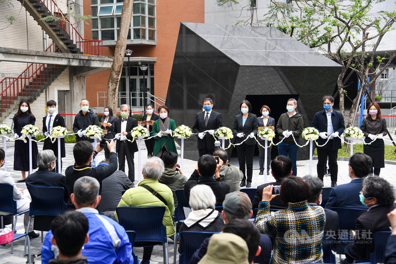 今年為陳文成事件40週年,台灣大學2日舉行陳文成事件紀念廣場啟用典禮,校長管中閔(後右6)等人出席剪綵。中央社記者鄭清元攝 110年2月2日