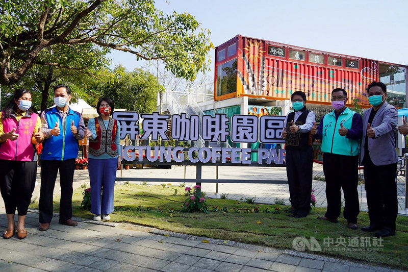 為帶動屏東咖啡產業自主發展,位於泰武鄉吾拉魯滋部落的屏東咖啡園區2日正式揭牌開幕,屏東縣長潘孟安(右3)等人到場共同見證。(屏東縣政府提供)中央社記者郭芷瑄傳真 110年2月2日