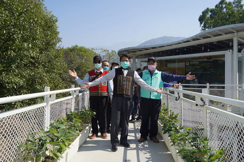 位於屏東縣泰武鄉吾拉魯滋部落的屏東咖啡園區2日揭牌,縣長潘孟安(前中)指出,園區以三生一體的發展模式經營,規劃包含咖啡體驗館、咖啡產業技研中心及咖啡展銷中心等。(屏東縣政府提供)中央社記者郭芷瑄傳真 110年2月2日