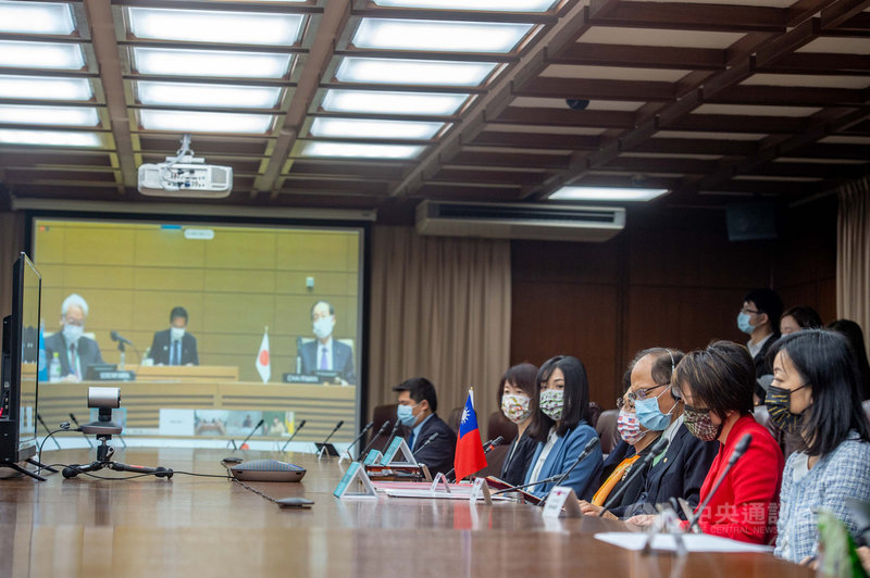 立法院長游錫堃(前排右3)2日在「亞太國會議員聯合會(APPU)第84屆理事會暨第50屆年會」視訊會議致詞呼籲,深化民主同盟。他說,台灣願意與亞太各國一同促進地區的共榮共好,抵禦極權國家。(立法院提供)中央社記者范正祥傳真 110年2月2日
