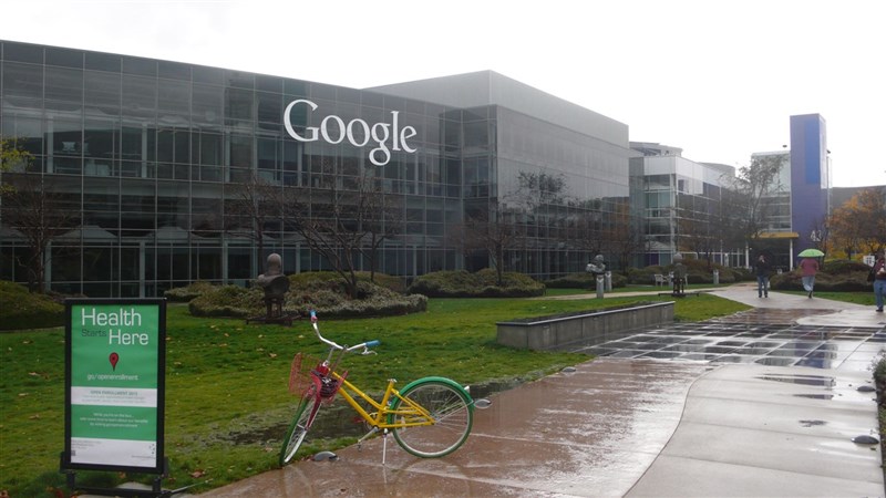 美國勞工部1日晚間表示,Google同意支付380萬美元(約新台幣1億640萬元),就被控歧視女性工程師和亞裔求職者一案達成和解。圖為Google加州山景市總部。(中央社檔案照片)
