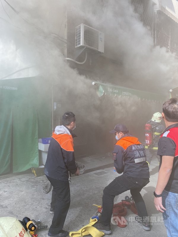 南投市一戶民宅2日起火,消防局獲報立即出動人車到場搶救,在一樓客廳發現90多歲老婦,但已失去呼吸、心跳,送醫搶救仍宣告不治。(南投縣消防局提供)中央社記者蕭博陽南投縣傳真 110年2月2日