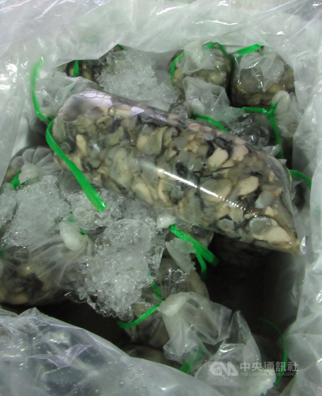 根據食藥署最新邊境查驗違規名單,多達255公斤越南生蚵肉被驗出諾羅病毒,另有270公斤驗出A型肝炎病毒,違規產品通通遭退運銷毀。(食藥署提供)中央社記者張茗喧傳真 110年2月2日